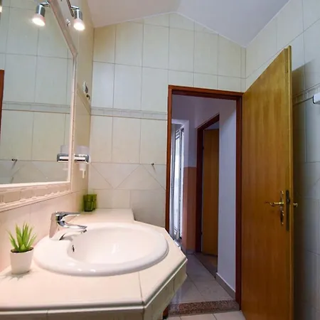 Jaklin Apartman Banjol