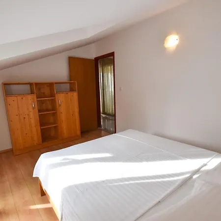 Jaklin Apartman Banjol